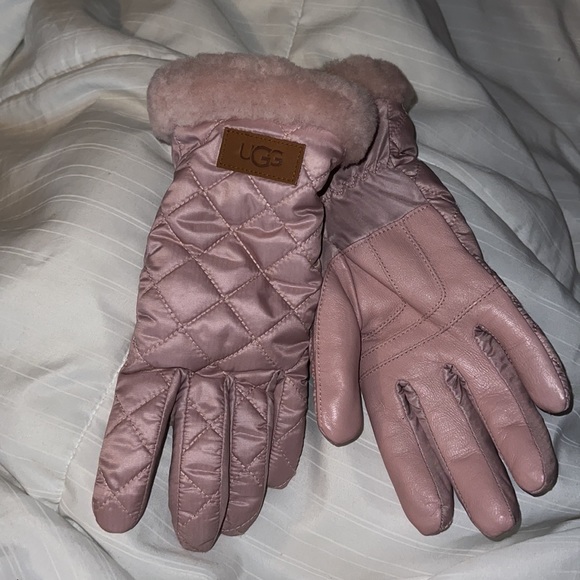 Koolaburra Accessories - UGG Touchscreen Compatible Quilted Gloves with Genuine Shearling Trim